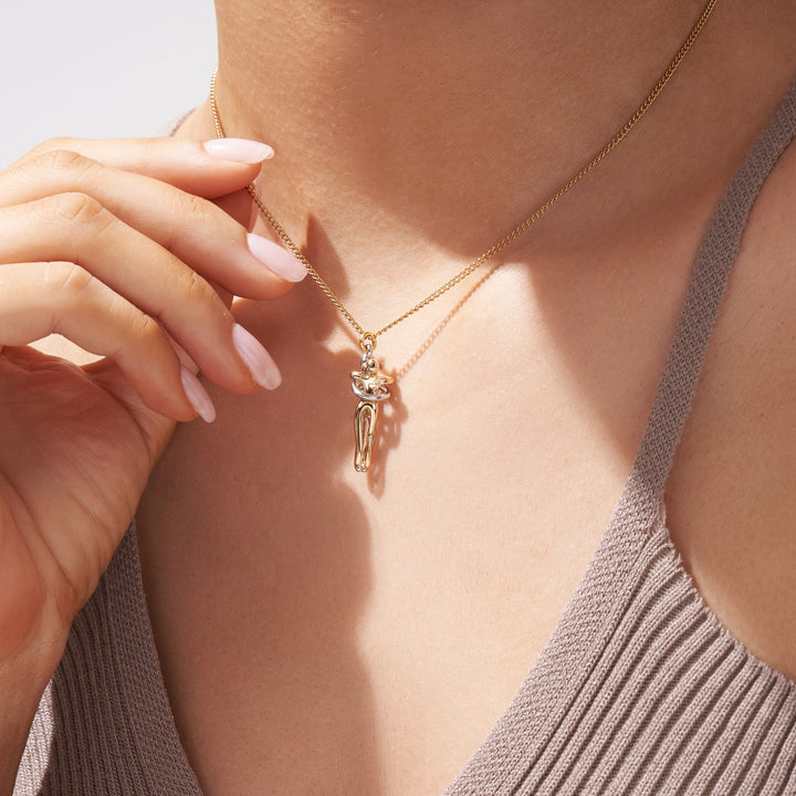 Hugging Couple Necklace - Romantic Gift For Wife